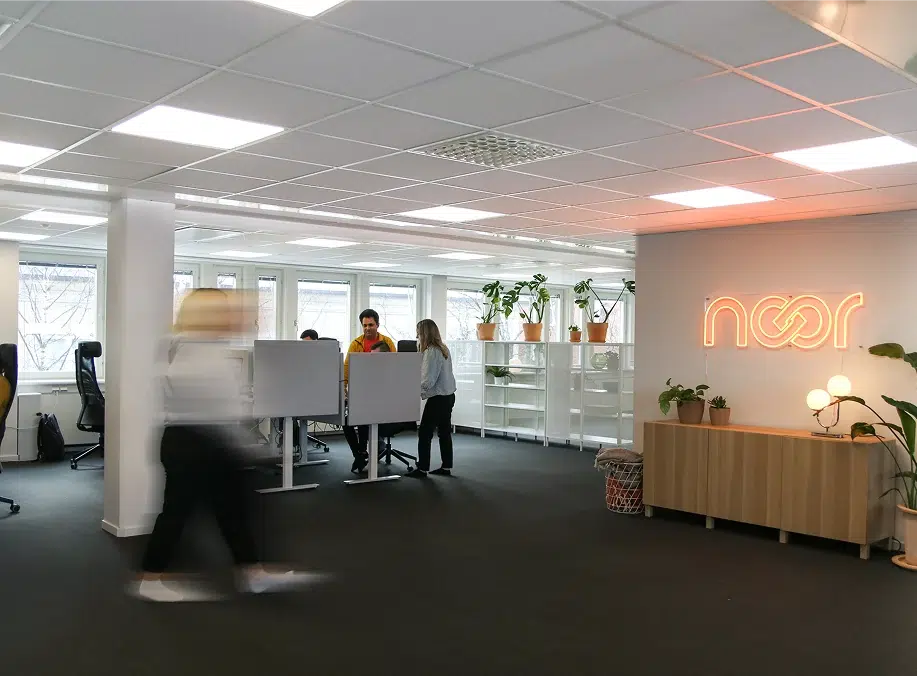 Noors kontor med den upplysta Noor-skylten
