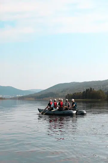 Kollegor tillsammans på vattnet